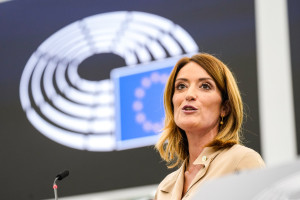 Η Ρομπέρτα Μέτσολα επανεξελέγη πρόεδρος του Ευρωπαϊκού Κοινοβουλίου για δεύτερη θητεία