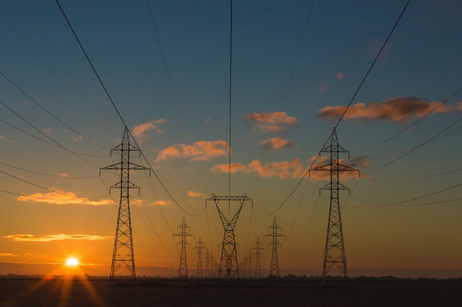 ΡΑΑΕΥ: Τι προτείνει για το κόστος σύνδεσης ΑΠΕ για να μην εκτιναχθούν τα τέλη χρήσης δικτύου ηλεκτρισμού