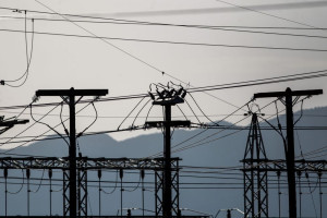 Μαξίμου: Έκτακτη σύσκεψη για τις αποκλίσεις στις τιμές χονδρικής ηλεκτρικής ενέργειας