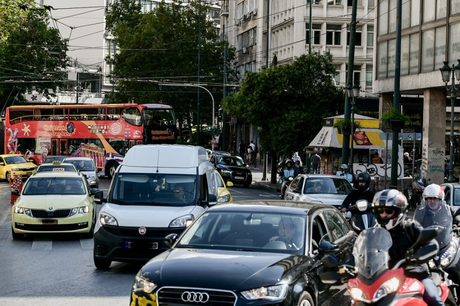 Κομισιόν: Εγκρίθηκαν οι κανονισμοί εκπομπών CO2 για τα καινούργια αυτοκίνητα