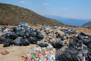 ΥΠΕΝ: Η Ελλάδα μείωσε κατά 70% τα πρόστιμα για παράνομες χωματερές