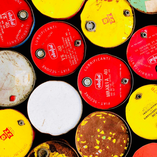 Συγκρατημένες μεταβολές στις τιμές πετρελαίου με το βλέμμα στις συνομιλίες ΗΠΑ–Ιράν