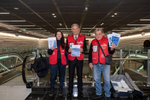 O Μπάνε Πρέλεβιτς και ο Ντίνος Κούης φόρεσαν τα κόκκινα γιλέκα της «Σχεδίας»